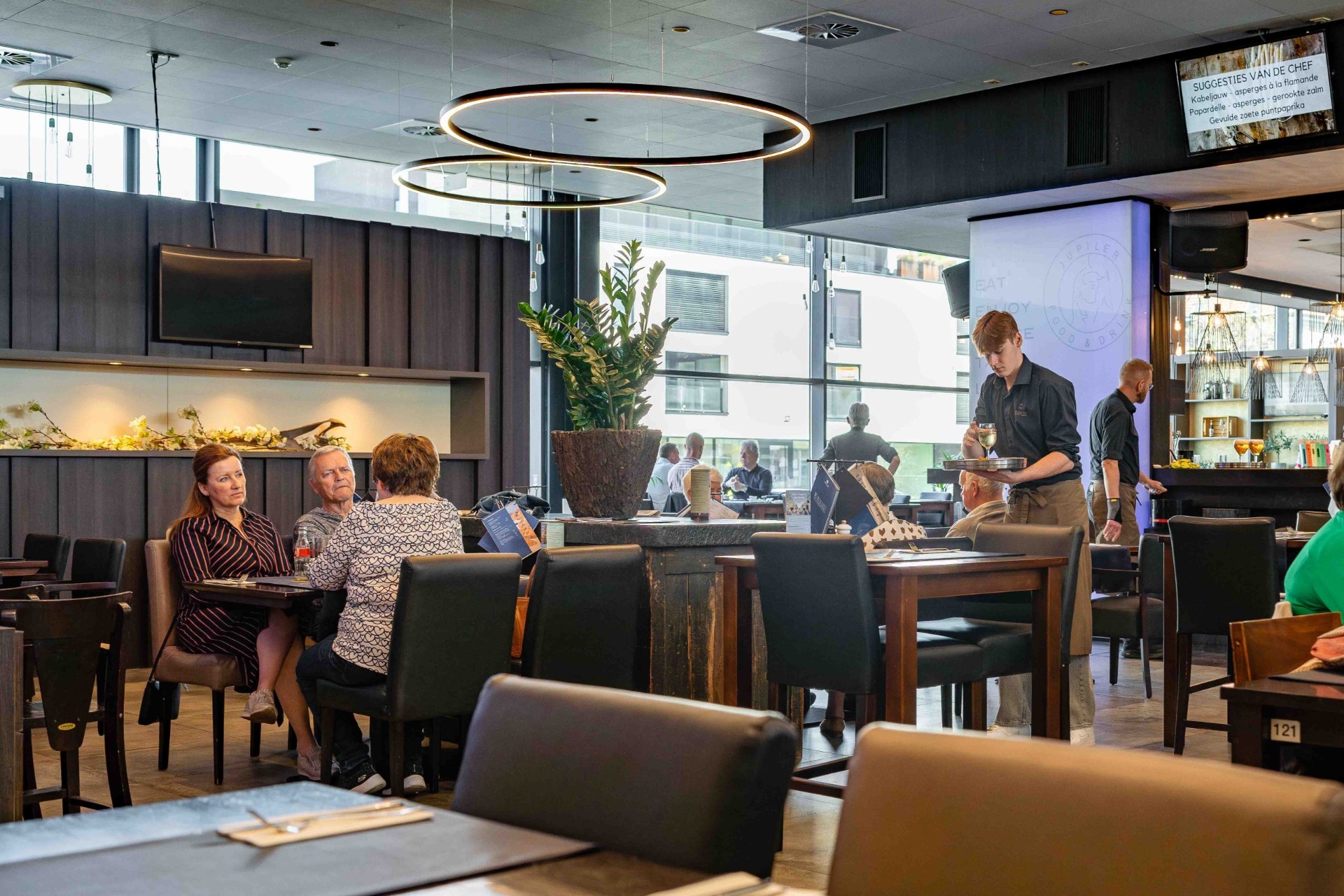 Brasserie interieur met ringverlichting